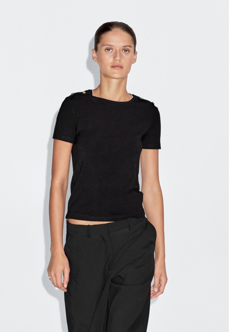 Футболка Massimo Dutti SHORT SLEEVE WITH BUTTONED SHOULDERS, Black
Футболка Massimo Dutti SHORT SLEEVE WITH BUTTONED SHOULDERS, Black