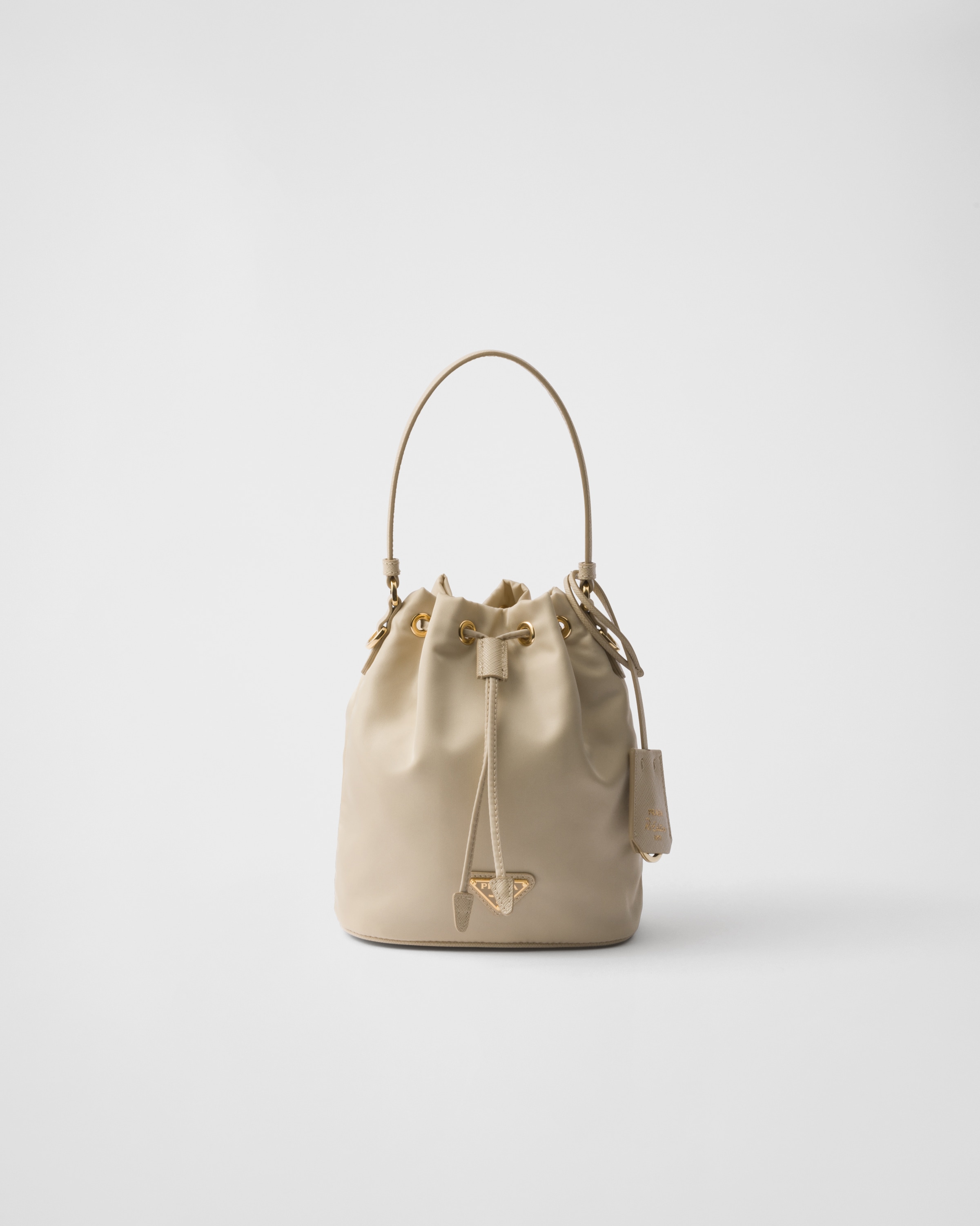 Мини-сумка Prada Re-Edition 1978 из переработанного нейлона Prada, песочный бежевый
Мини-сумка Prada Re-Edition 1978 из переработанного нейлона Prada, песочный бежевый