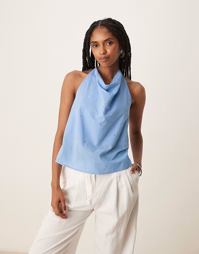 Топ Mango с воротником-халтер и воротником-хомутиком с отделкой hot fix синего цвета
Топ Mango с воротником-халтер и воротником-хомутиком с отделкой hot fix синего цвета