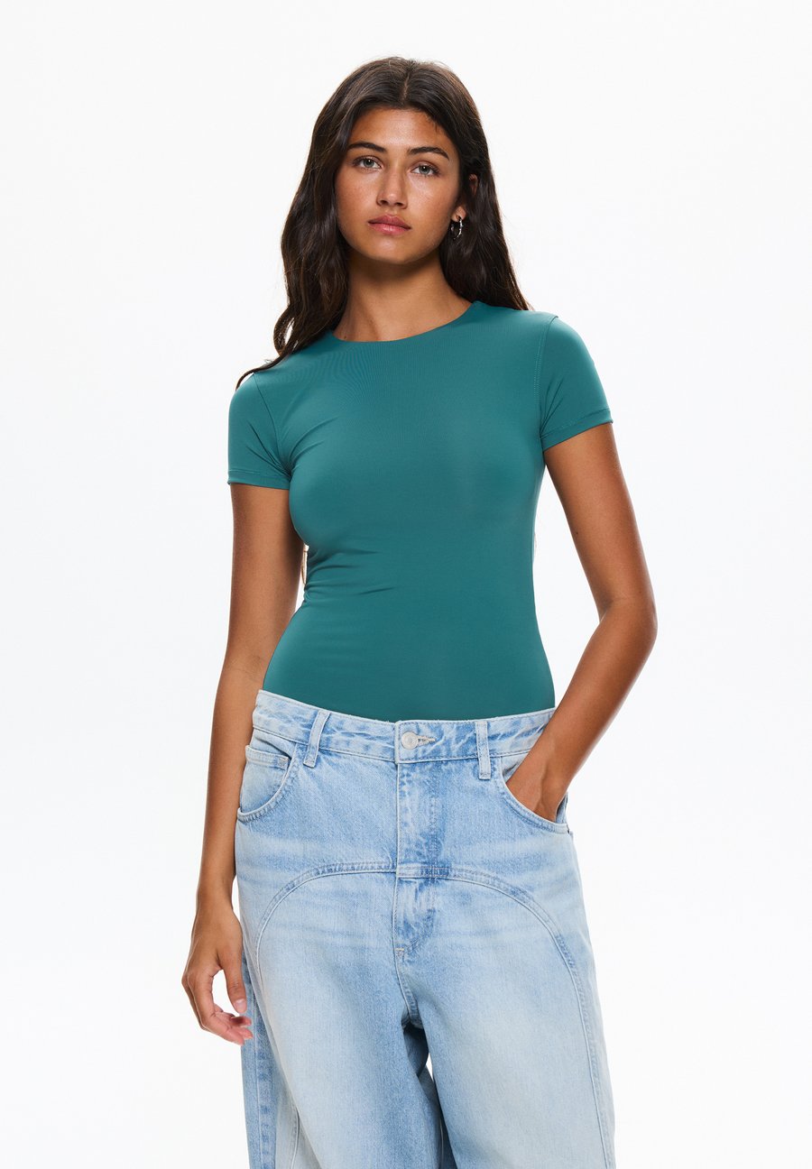 Футболка PULL&BEAR Basic T-shirt, Evergreen
Футболка PULL&BEAR Basic T-shirt, Evergreen