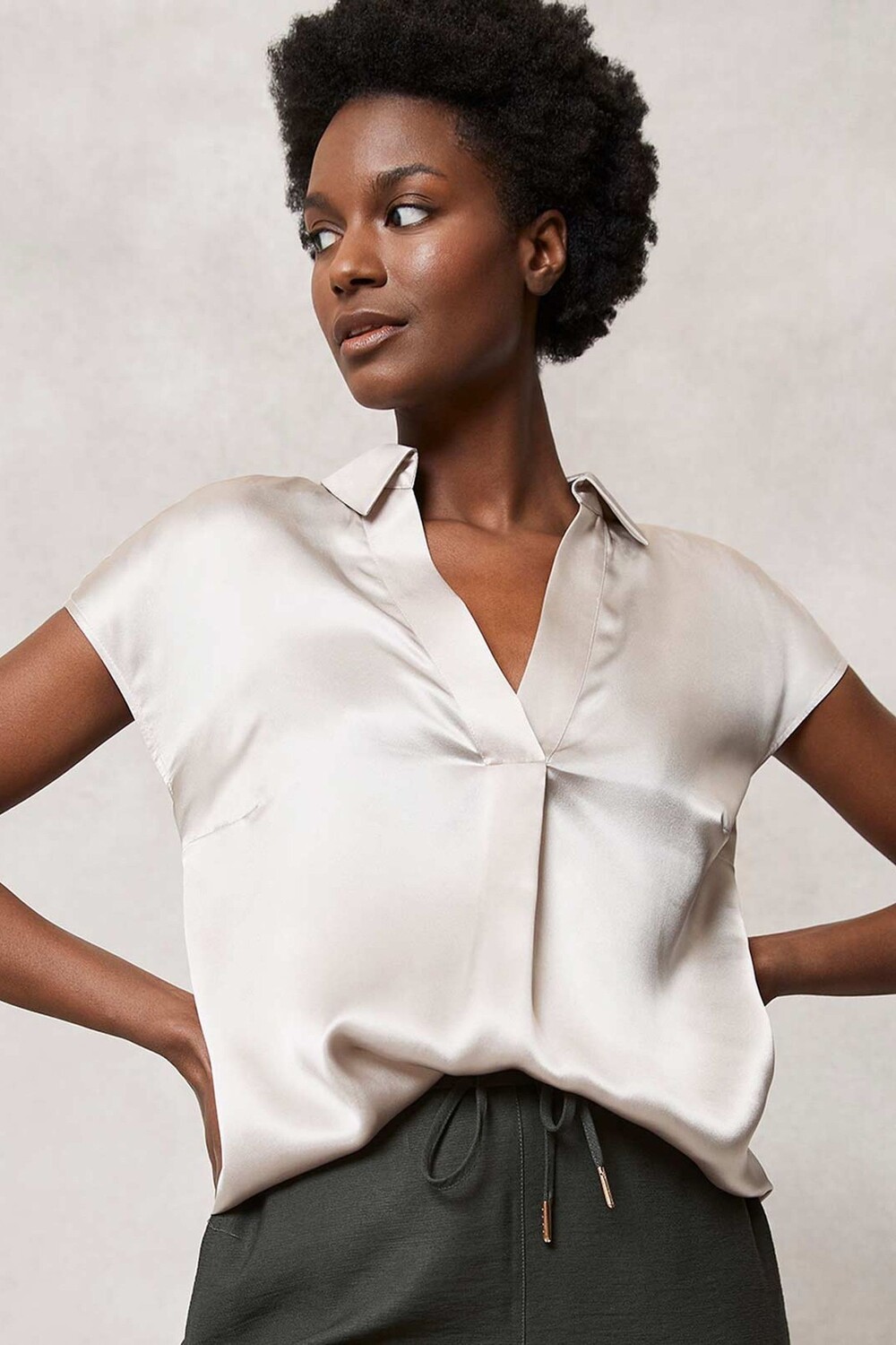 Шелковая рубашка с V-образным вырезом Mint Velvet, бежевый 
Шелковая рубашка с V-образным вырезом Mint Velvet, бежевый