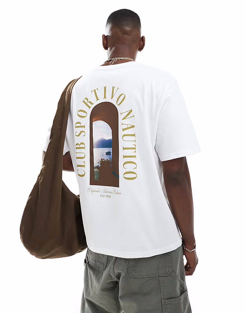 Футболка Jack & Jones с принтом на спине и окном с изображением моря 
Футболка Jack & Jones с принтом на спине и окном с изображением моря