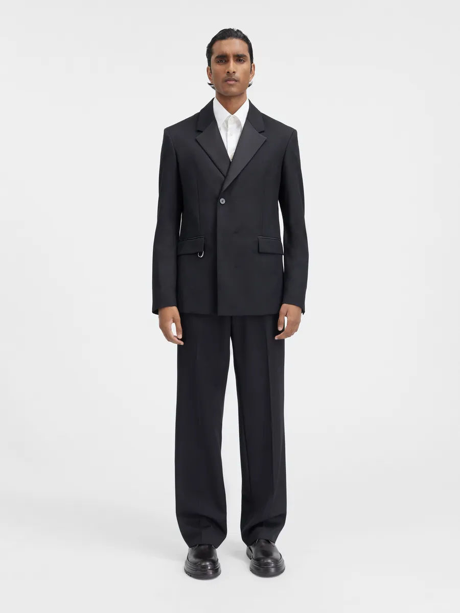 Двубортный пиджак-смокинг La Veste Melo Jacquemus, черный
Двубортный пиджак-смокинг La Veste Melo Jacquemus, черный