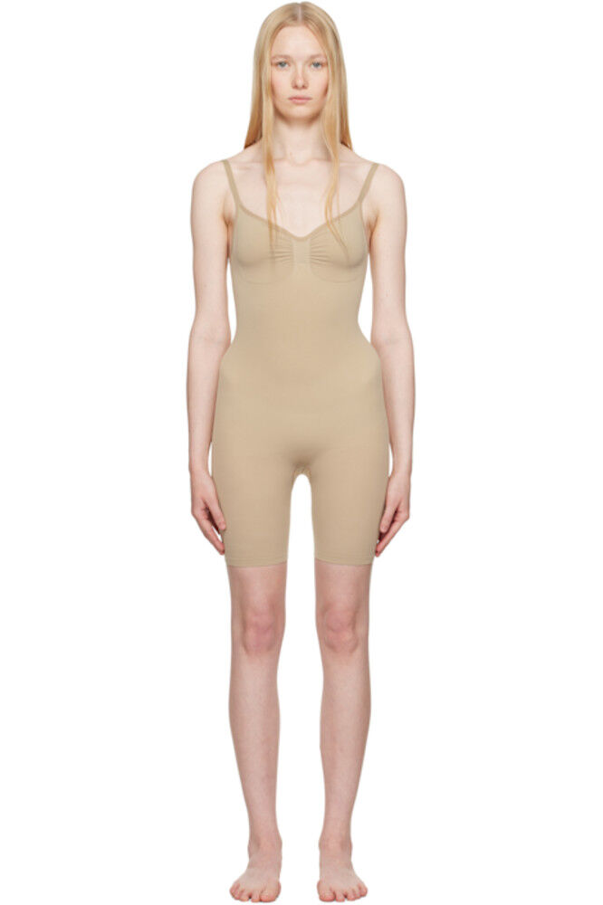 Бежевый бесшовный боди Sculpt до середины бедра SKIMS
Бежевый бесшовный боди Sculpt до середины бедра SKIMS
