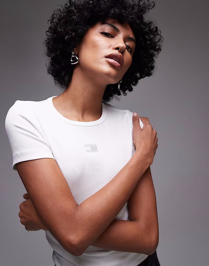 Футболка Tommy Jeans slim fit белого цвета с нашивкой
Футболка Tommy Jeans slim fit белого цвета с нашивкой