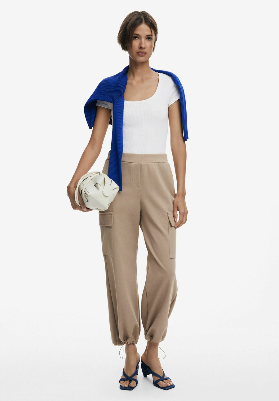 Комбинезон Desigual CARGO, Brown
Комбинезон Desigual CARGO, Brown