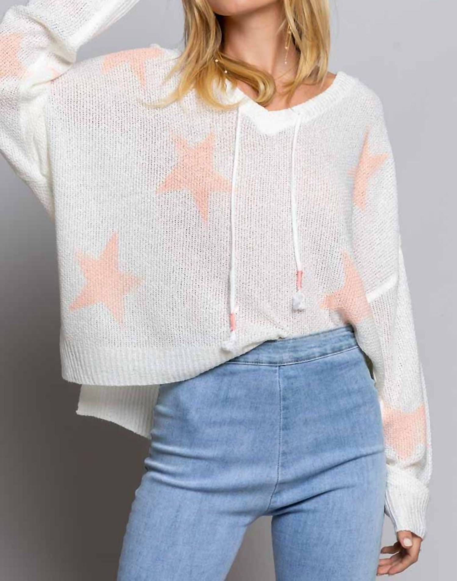 Тонкий свитер со звездами в белом цвете POL 
Тонкий свитер со звездами в белом цвете POL