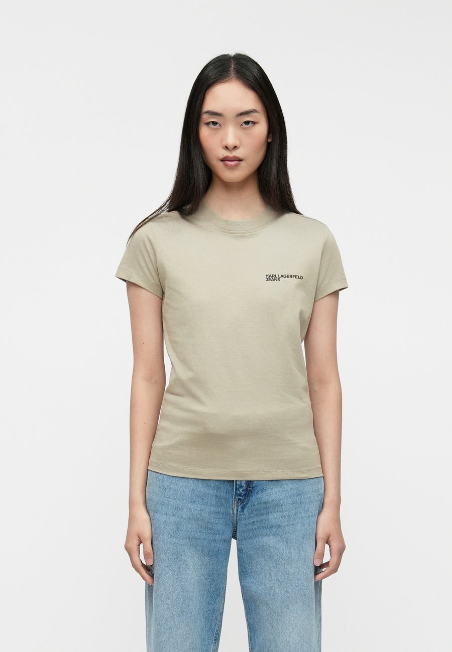 Футболка Karl Lagerfeld Jeans SLIM TEE, Twill/Taupe, Коричневый, Футболка Karl Lagerfeld Jeans SLIM TEE, Twill/Taupe
Футболка Karl Lagerfeld Jeans SLIM TEE, Twill/Taupe, Коричневый, Футболка Karl Lagerfeld Jeans SLIM TEE, Twill/Taupe