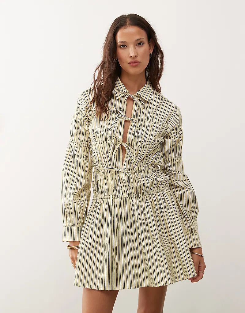 Платье-рубашка COLLUSION с присборенным галстуком в желтую полоску
Платье-рубашка COLLUSION с присборенным галстуком в желтую полоску