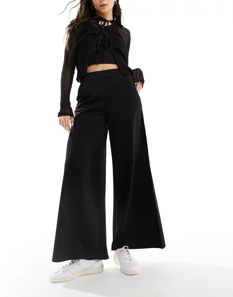 Черные широкие брюки с завышенной талией JDY
Черные широкие брюки с завышенной талией JDY