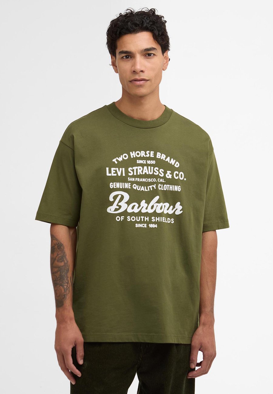 Футболка Barbour BARBOUR X LEVI'S GRAPHIC T-SHIRT, Canvas Olive/Olive, Хаки, Футболка Barbour BARBOUR X LEVI'S GRAPHIC T-SHIRT, Canvas Olive/Olive
Футболка Barbour BARBOUR X LEVI'S GRAPHIC T-SHIRT, Canvas Olive/Olive, Хаки, Футболка Barbour BARBOUR X LEVI'S GRAPHIC T-SHIRT, Canvas Olive/Olive