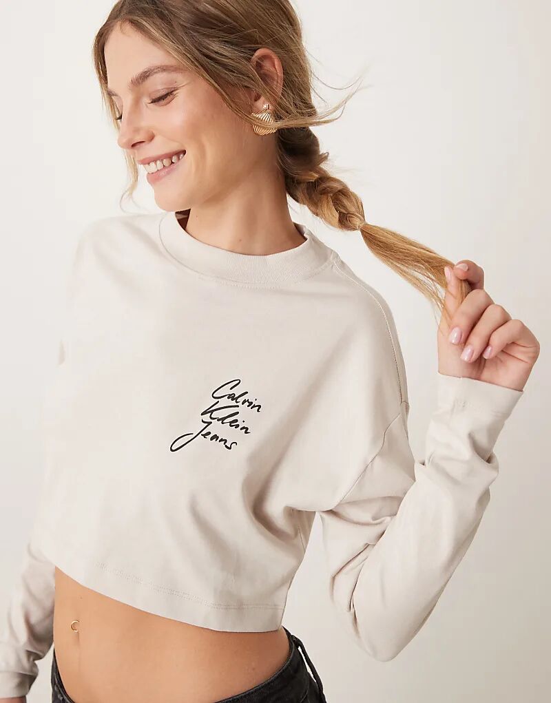 Футболка бежевого цвета с длинными рукавами и логотипом Calvin Klein Jeans
Футболка бежевого цвета с длинными рукавами и логотипом Calvin Klein Jeans