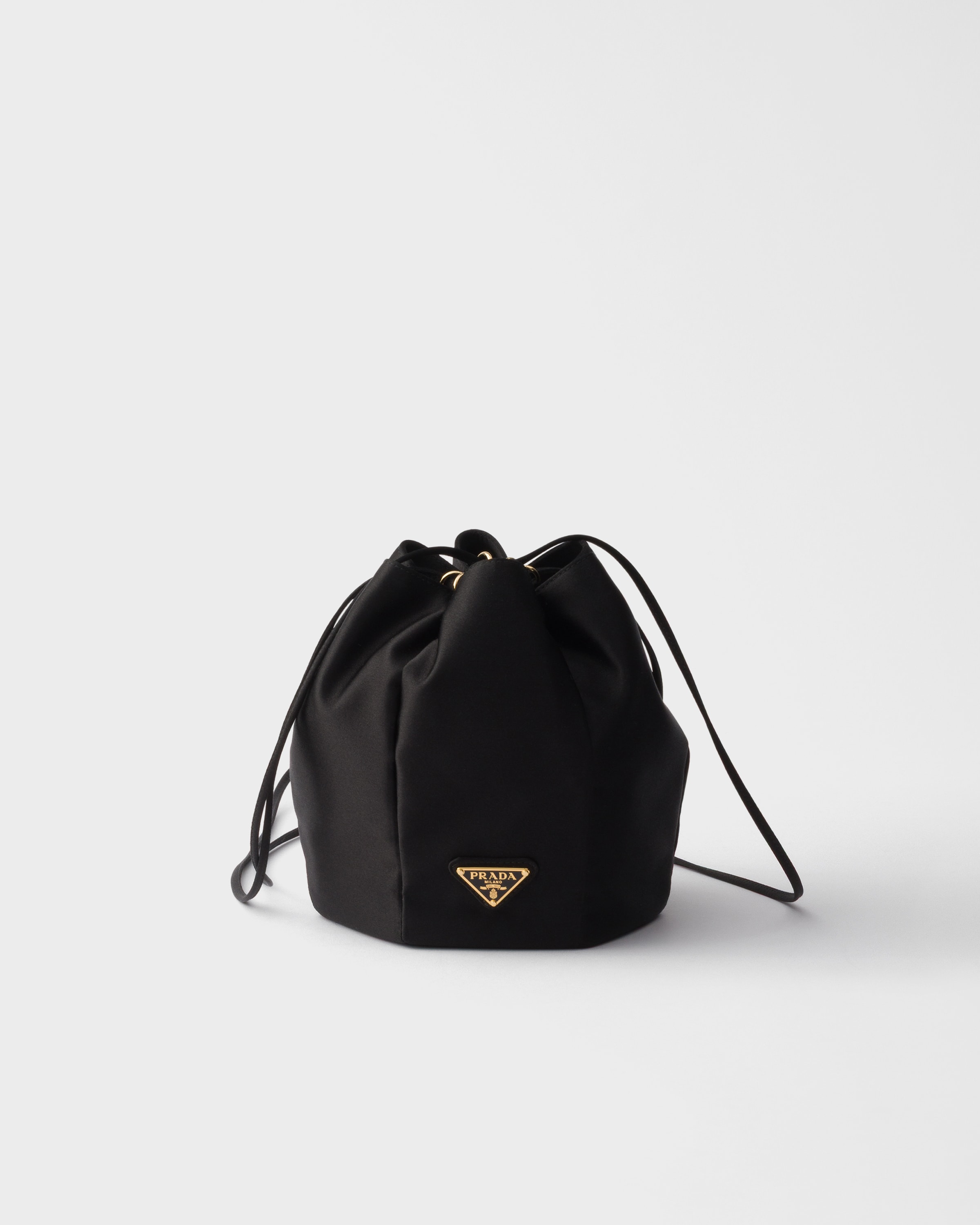 Мини-сумка-ведро из сатина Prada, черный
Мини-сумка-ведро из сатина Prada, черный