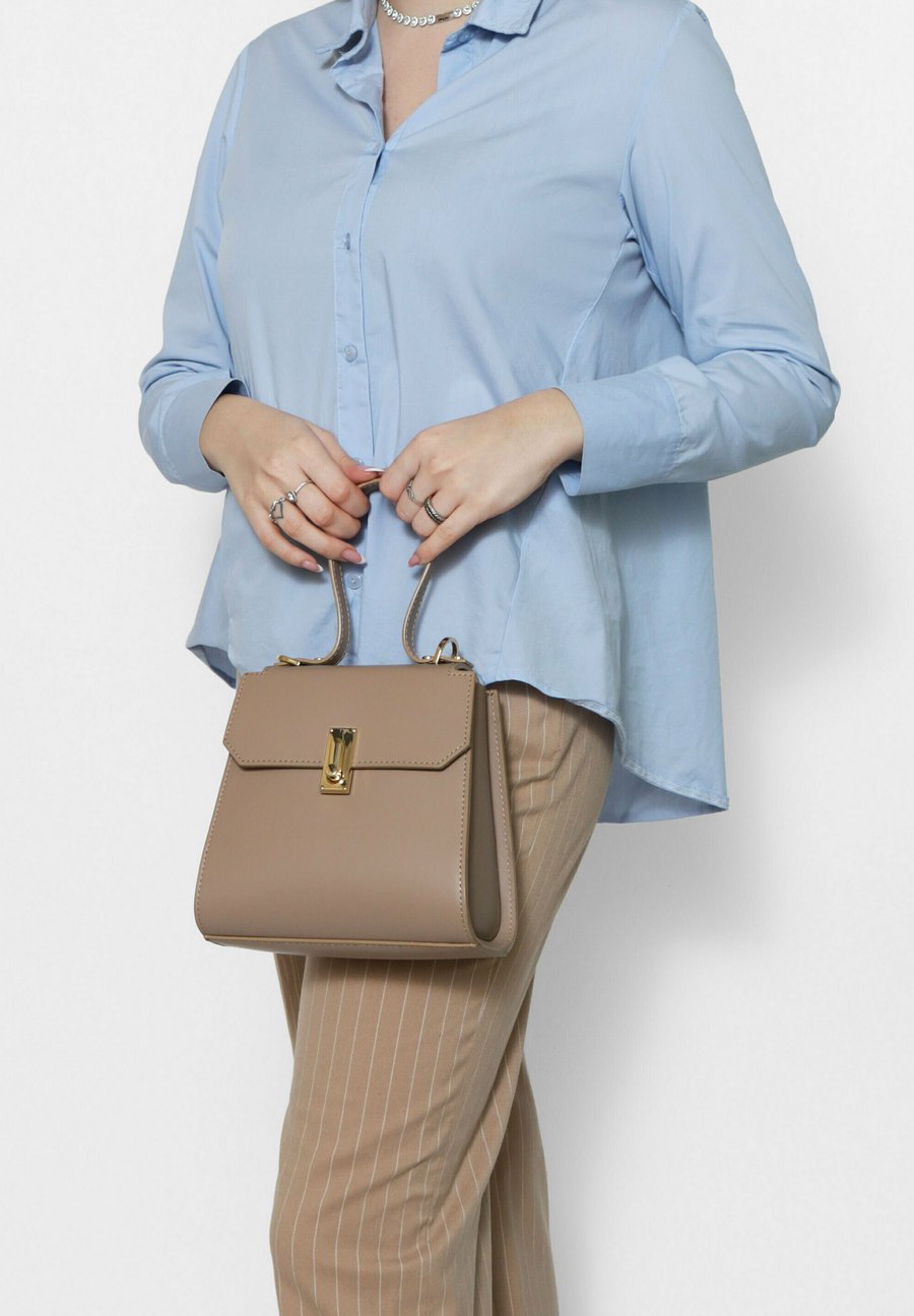 Сумка Chiara Ferretti Handbag, Taupe
Сумка Chiara Ferretti Handbag, Taupe
