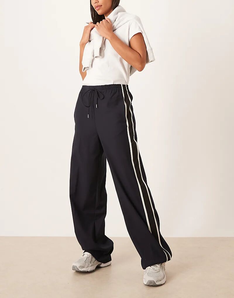 Прямые брюки Mango с завязкой на талии и полосками по бокам, темно-синего цвета
Прямые брюки Mango с завязкой на талии и полосками по бокам, темно-синего цвета