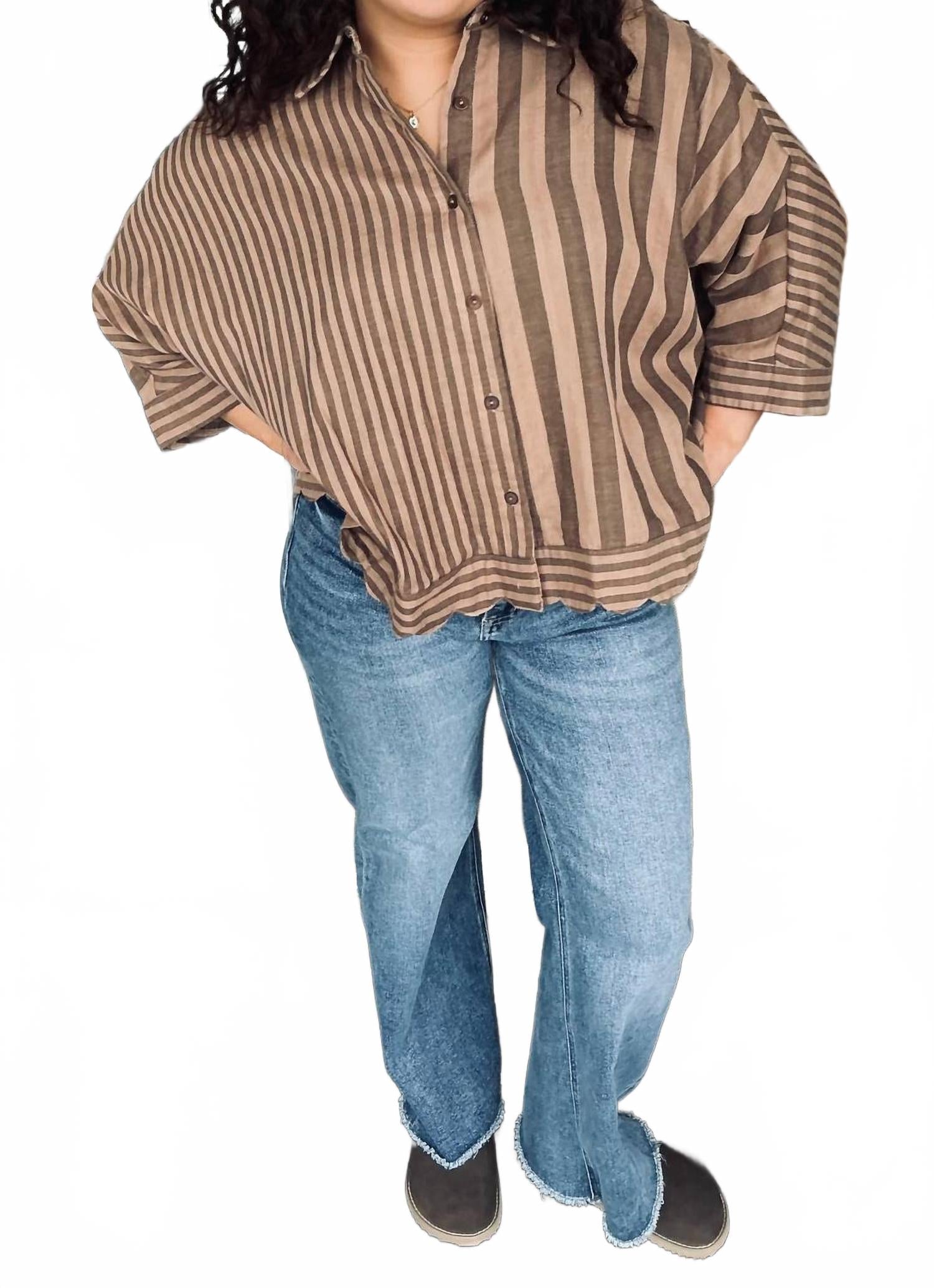 Топ с вертикальными полосками и застежкой на пуговицы цвета мокко Umgee, мокко
Топ с вертикальными полосками и застежкой на пуговицы цвета мокко Umgee, мокко
