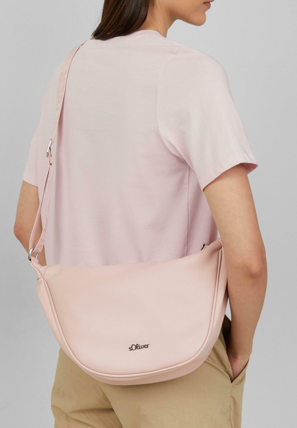 Сумка через плечо MIT LOGO AUF DEM LÄNGENVERSTELLBAREN SCHULTERGURT - Across body bag s.Oliver, светло-розовый
Сумка через плечо MIT LOGO AUF DEM LÄNGENVERSTELLBAREN SCHULTERGURT - Across body bag s.Oliver, светло-розовый