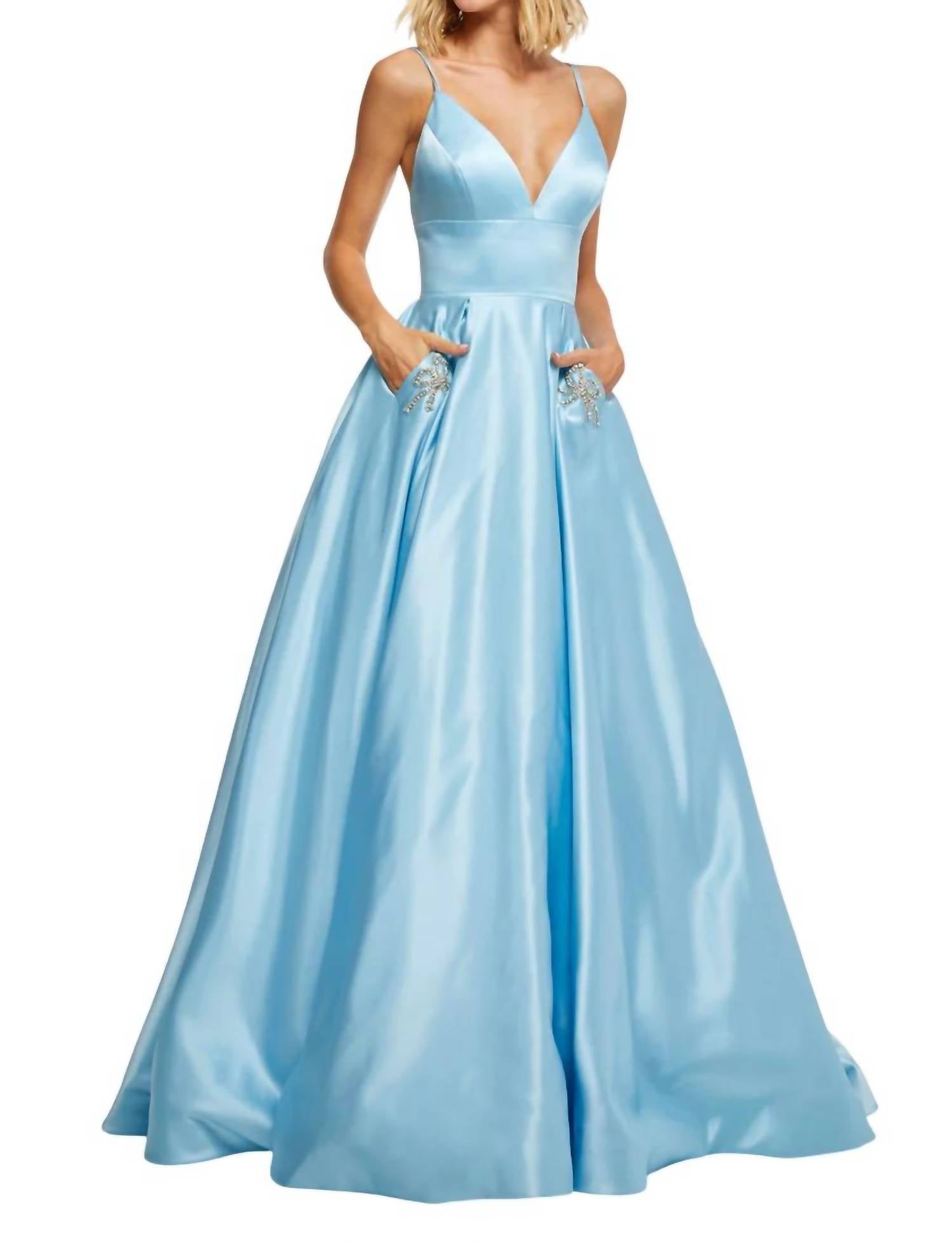 Платье выпускного вечера с глубоким V-образным вырезом и бантом из бисера светло-голубого цвета Sherri Hill
Платье выпускного вечера с глубоким V-образным вырезом и бантом из бисера светло-голубого цвета Sherri Hill