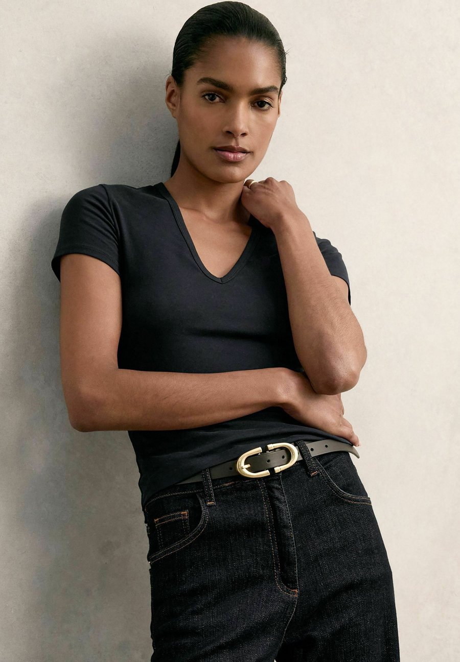 Футболка Reiss LEIA STRETCH V-NECK, Navy/Blue
Футболка Reiss LEIA STRETCH V-NECK, Navy/Blue