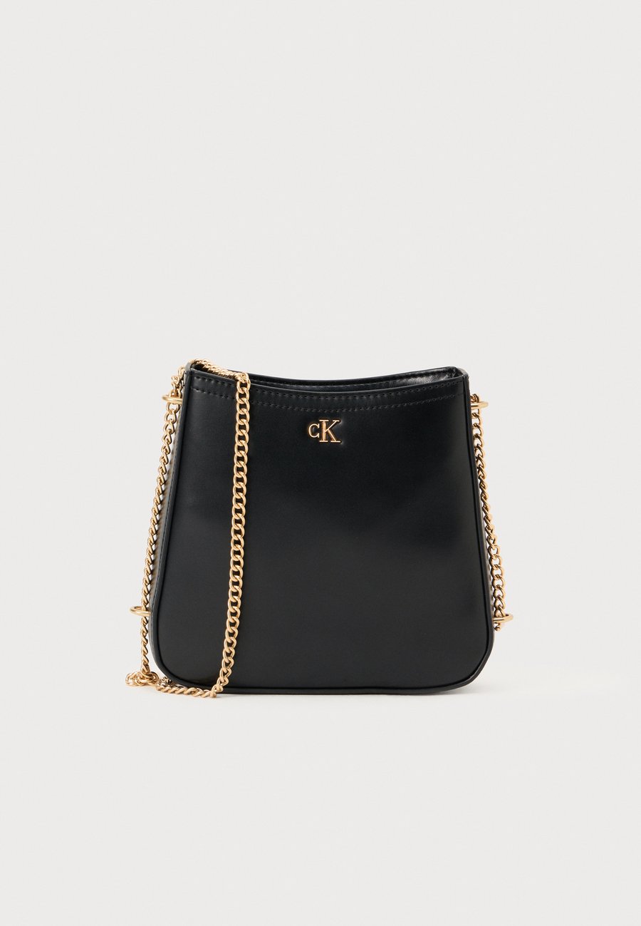 Сумка кросс-боди Calvin Klein SADDLE BAG WITH CHAIN, Black/Gold-Coloured/Black
Сумка кросс-боди Calvin Klein SADDLE BAG WITH CHAIN, Black/Gold-Coloured/Black
