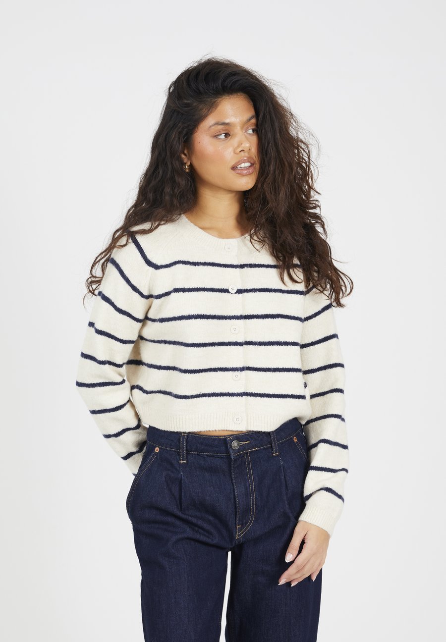 Кардиган Brave Soul RAGLAN STRIPED, Off White/Off-White
Кардиган Brave Soul RAGLAN STRIPED, Off White/Off-White