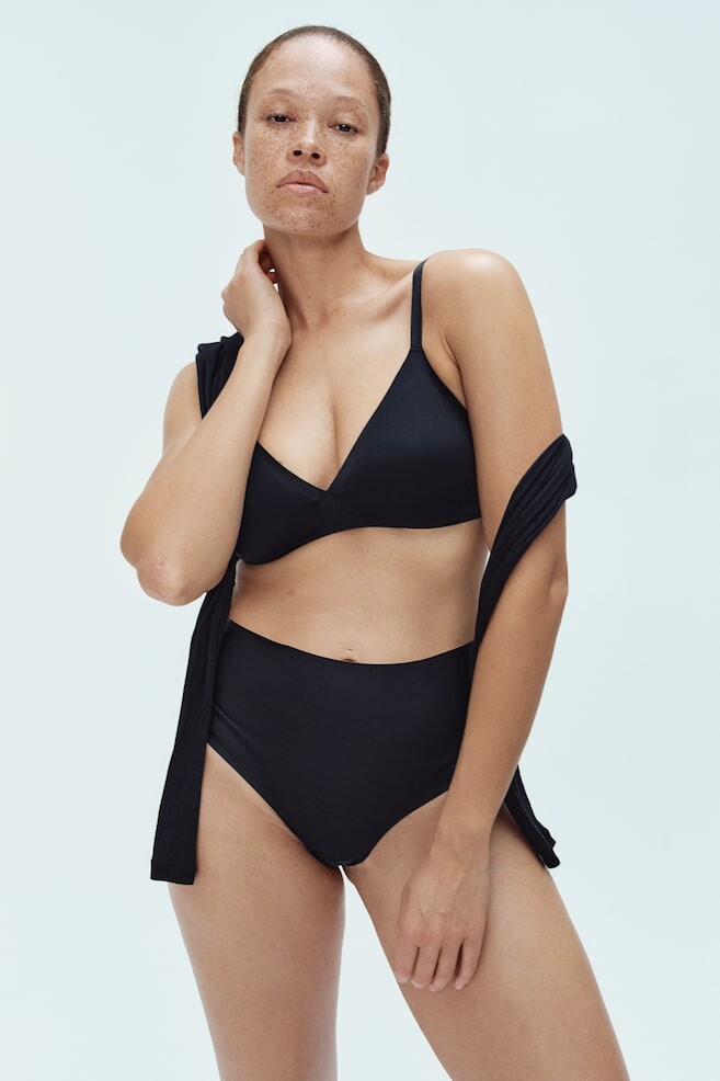 Мягкий бюстгальтер с подкладкой из микрофибры H&M, черный
Мягкий бюстгальтер с подкладкой из микрофибры H&M, черный