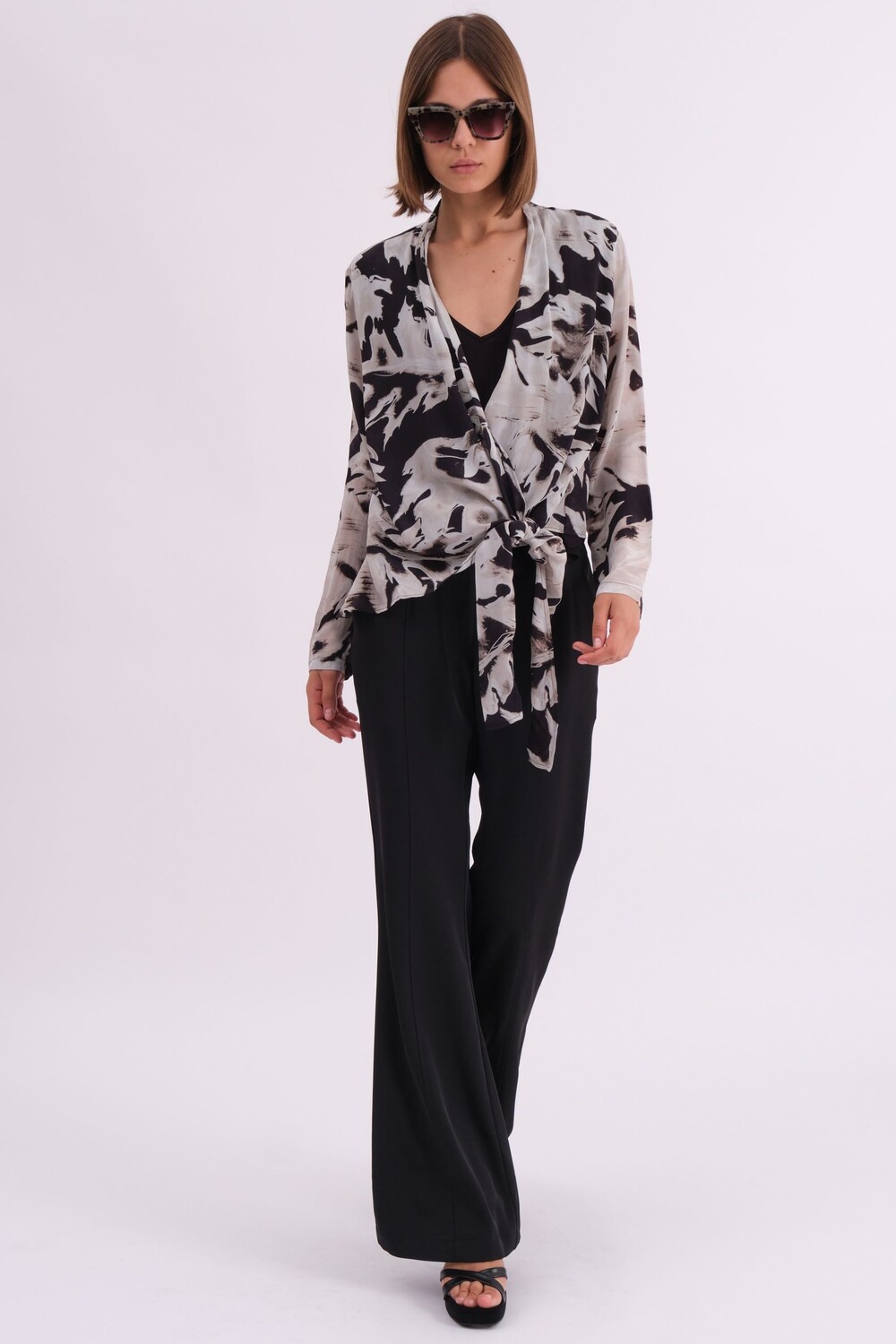 Топ со скрытыми длинными рукавами и поясом завязкой с современными принтами Religion, черный
Топ со скрытыми длинными рукавами и поясом завязкой с современными принтами Religion, черный