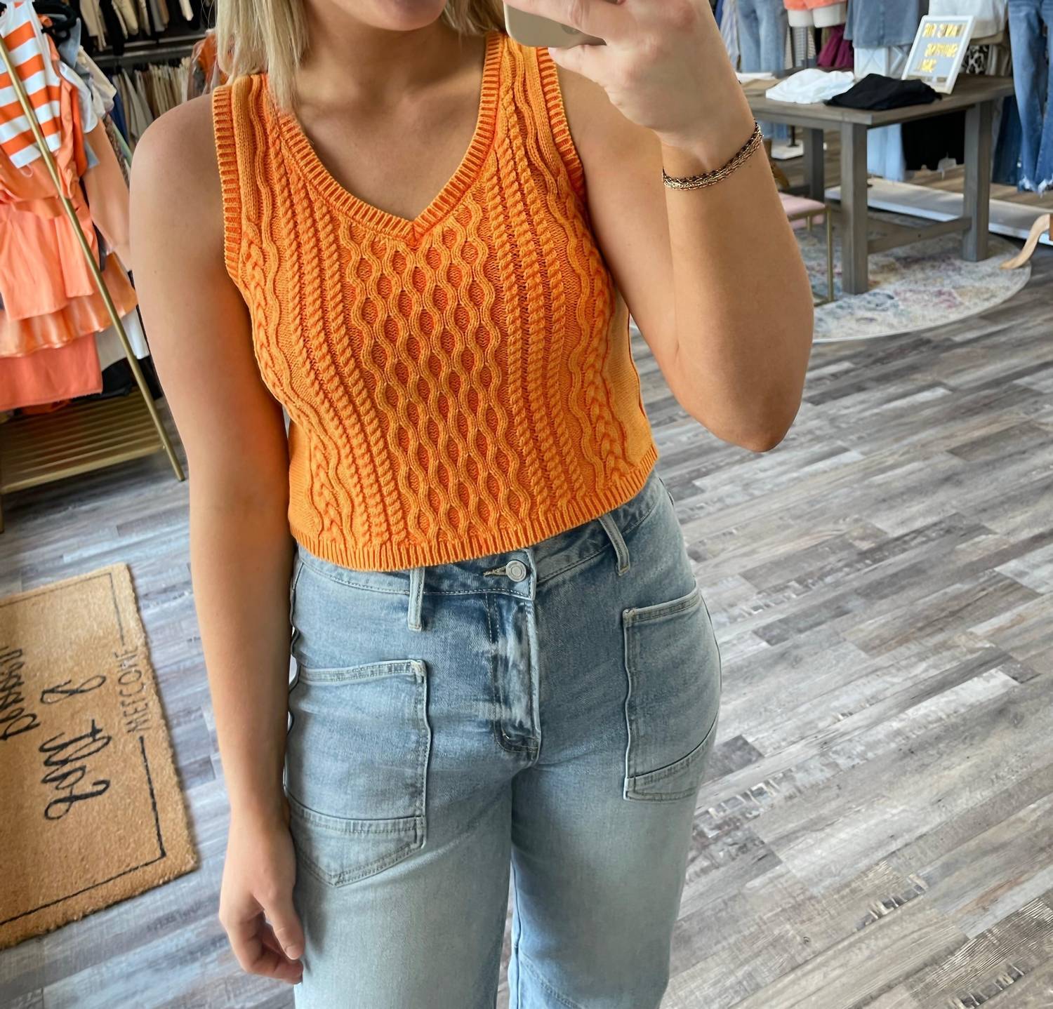 Выстиранный свитер-майка в мандариновом цвете Day + moon, Tangerine
Выстиранный свитер-майка в мандариновом цвете Day + moon, Tangerine