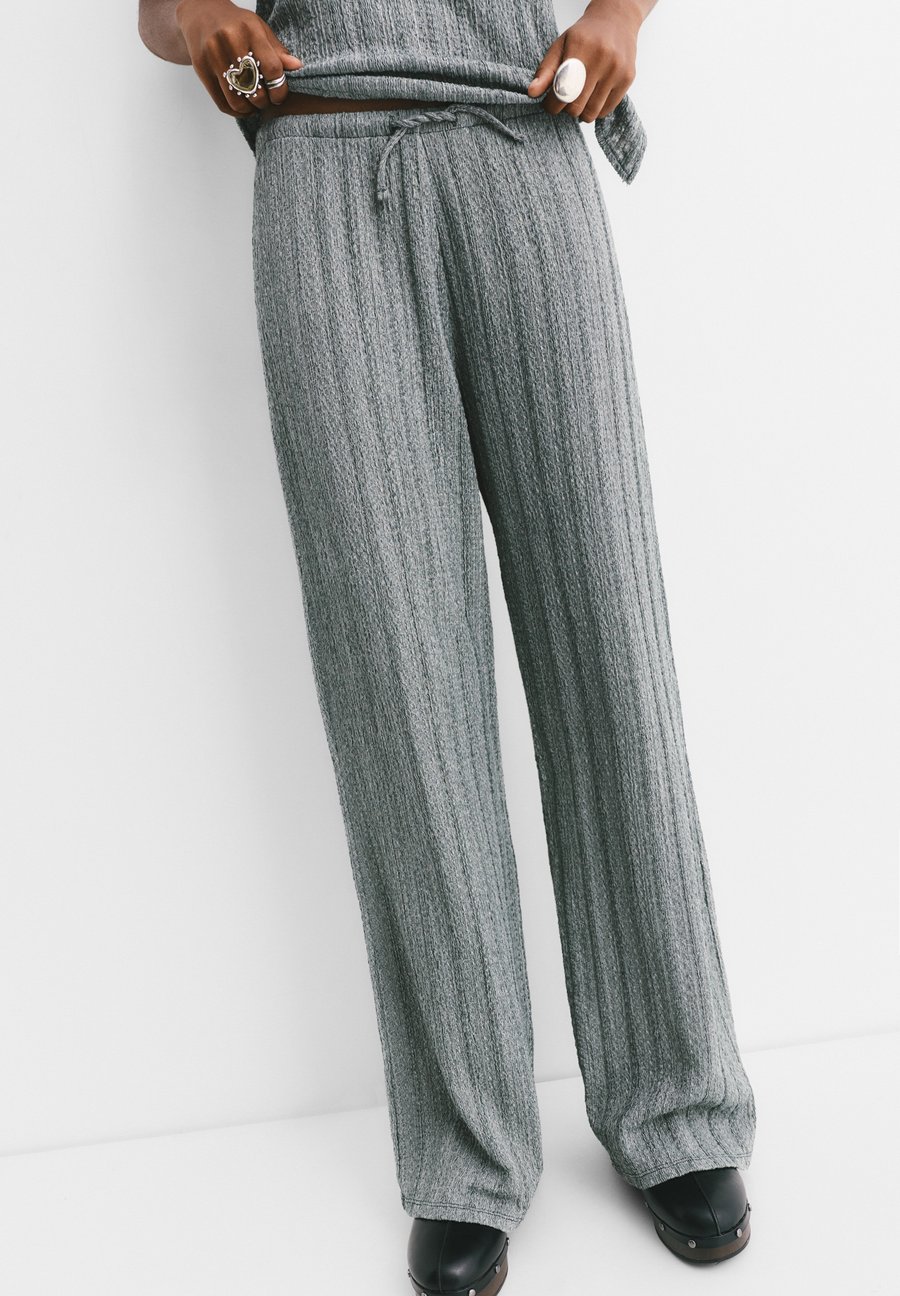Брюки PULL&BEAR Trousers, Light Grey
Брюки PULL&BEAR Trousers, Light Grey