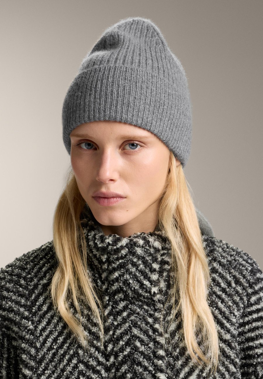 Шапка OYSHO 100% CASHMERE KNIT, Light Grey
Шапка OYSHO 100% CASHMERE KNIT, Light Grey