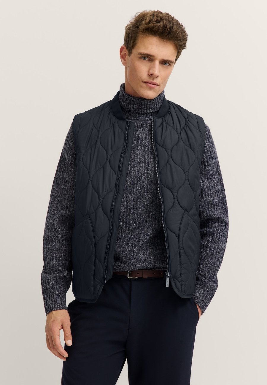 Куртка bugatti REGULAR FIT MIT WELLENSTEPPUNG, Marine/Dark Blue
Куртка bugatti REGULAR FIT MIT WELLENSTEPPUNG, Marine/Dark Blue