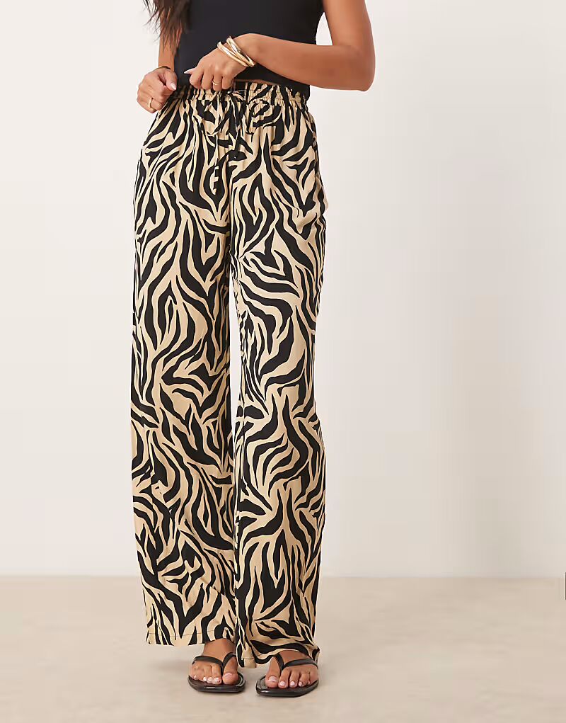 Широкие брюки Vila с принтом зебры в кремово-белом цвете
Широкие брюки Vila с принтом зебры в кремово-белом цвете