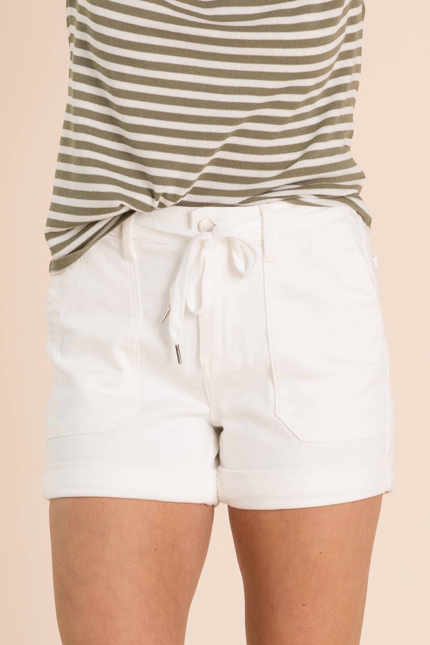 Белые шорты-джоггеры с высокой талией и манжетами Judy Blue
Белые шорты-джоггеры с высокой талией и манжетами Judy Blue