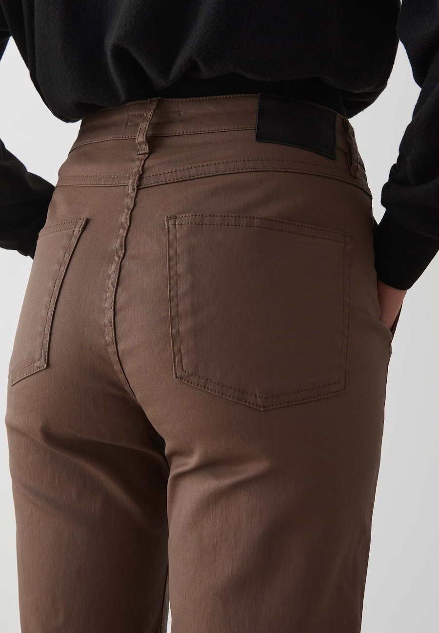 Брюки OPUS MID RISE ANKLE KICK FLARED COATED, Cocoa/Brown
Брюки OPUS MID RISE ANKLE KICK FLARED COATED, Cocoa/Brown