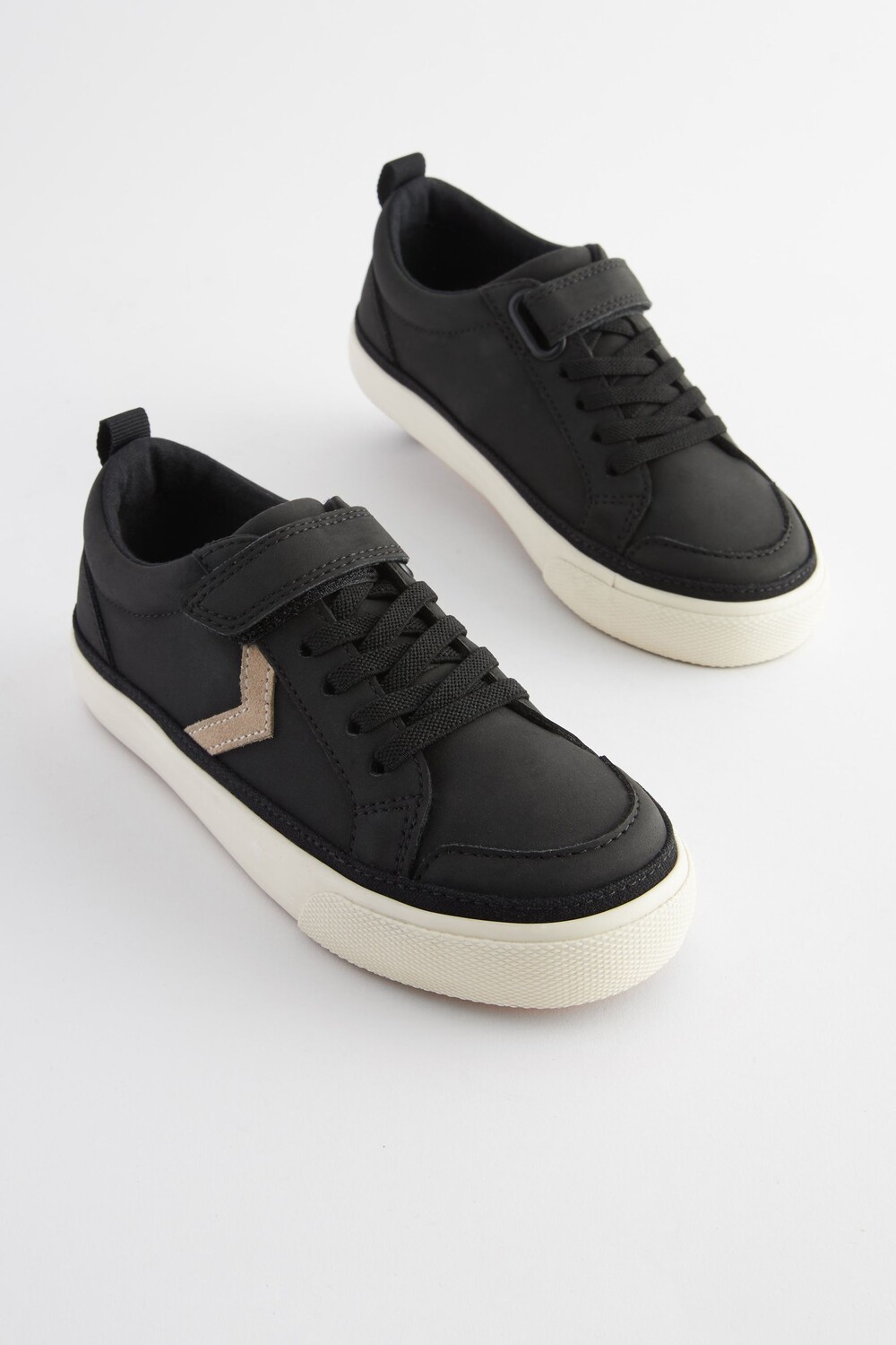 Кроссовки в стиле шеврон с эластичными шнурками и застежкой на липучки Next, черный
Кроссовки в стиле шеврон с эластичными шнурками и застежкой на липучки Next, черный