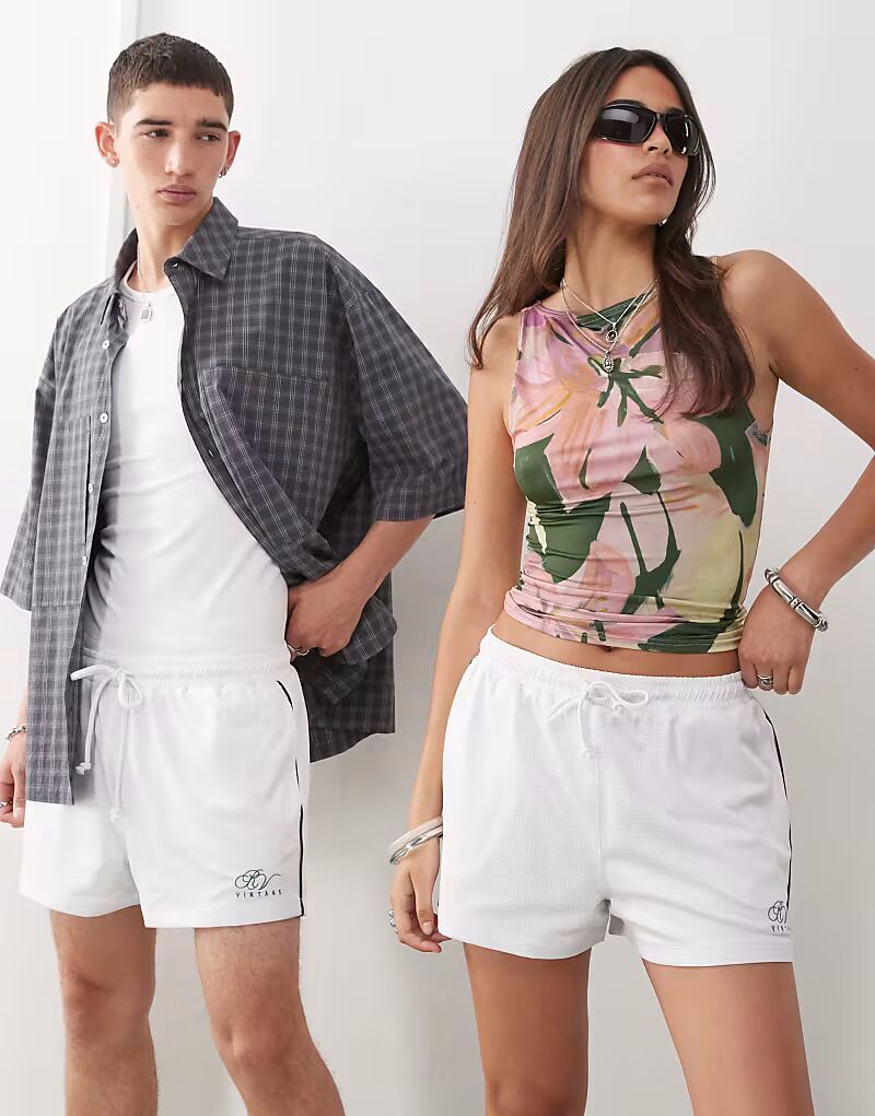 Reclaimed Vintage унисекс airtex укороченные фестивальные шорты белого цвета
Reclaimed Vintage унисекс airtex укороченные фестивальные шорты белого цвета