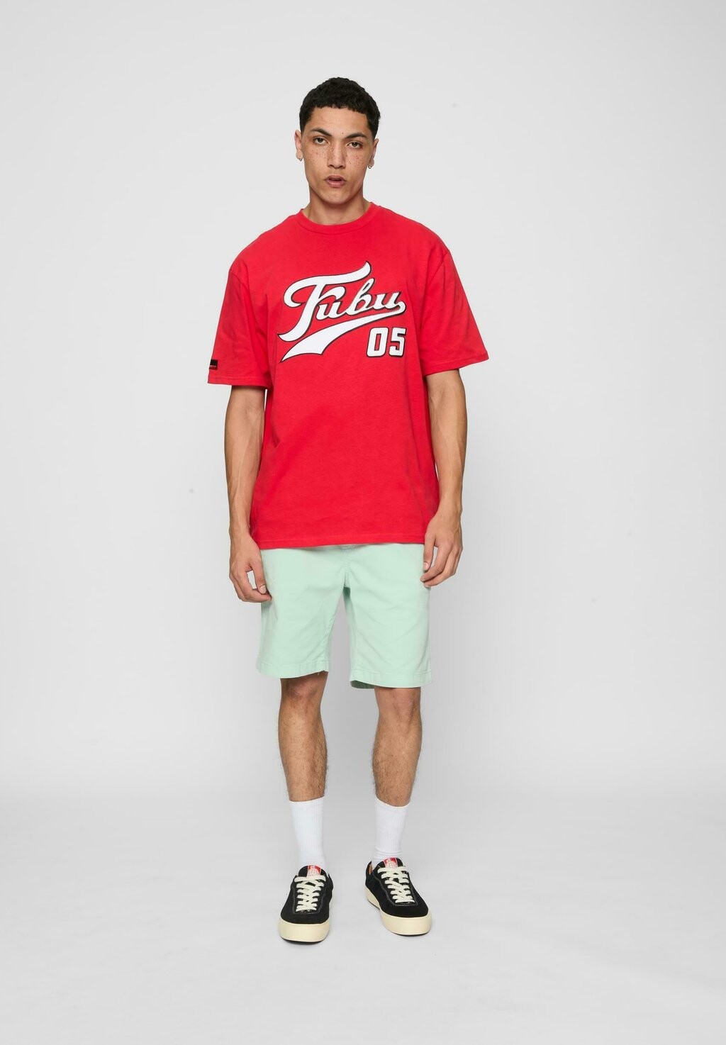 Футболка с принтом VARSITY FUBU, разноцветный 
Футболка с принтом VARSITY FUBU, разноцветный