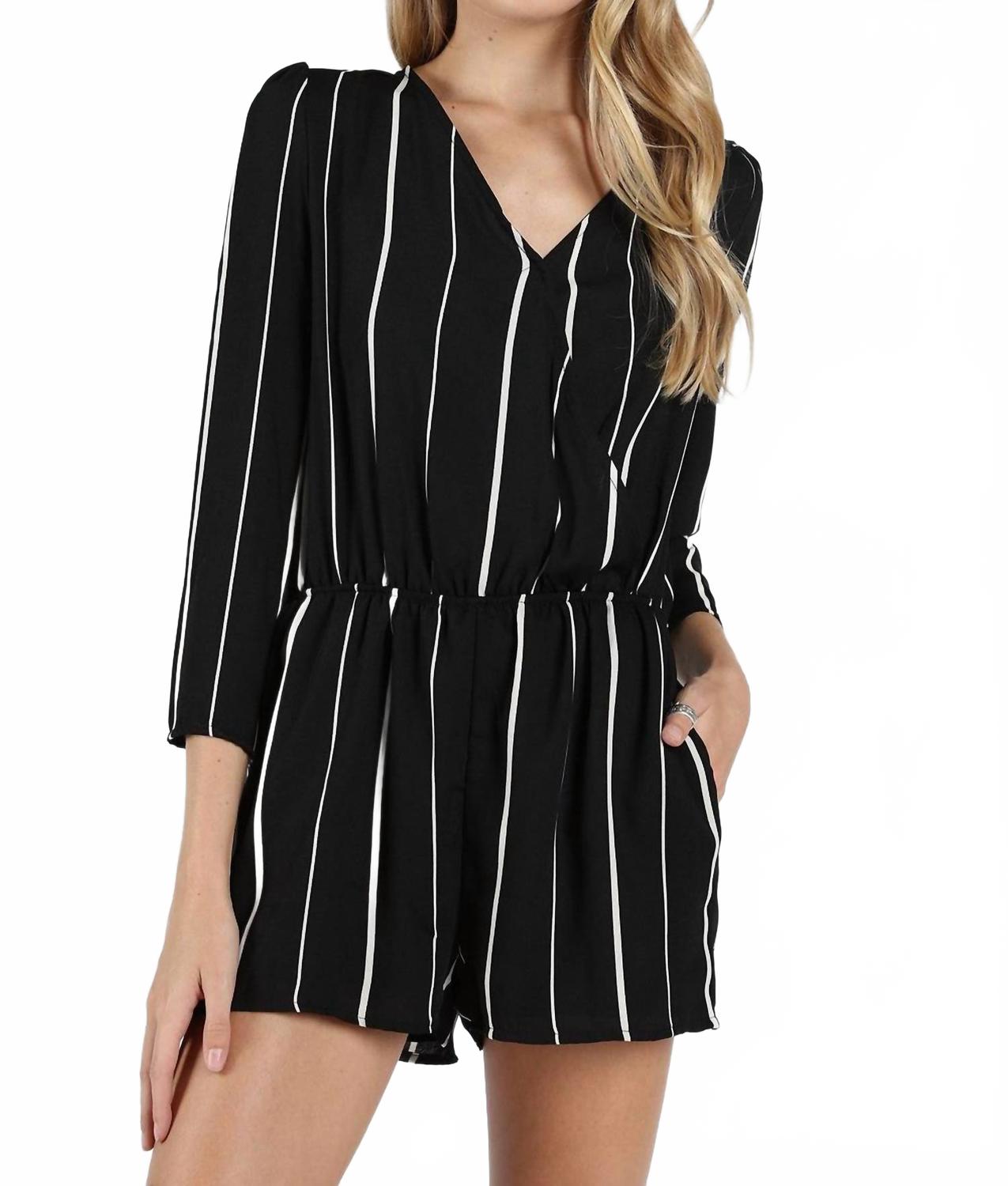 St Thomas V Полосатый комбинезон сзади в черном цвете Honey Punch
St Thomas V Полосатый комбинезон сзади в черном цвете Honey Punch