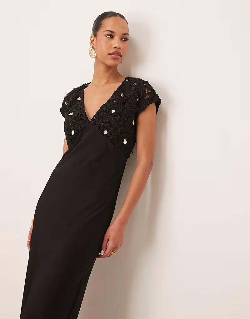 Длинное платье-ракушка Never Fully Dressed в черном цвете 
Длинное платье-ракушка Never Fully Dressed в черном цвете