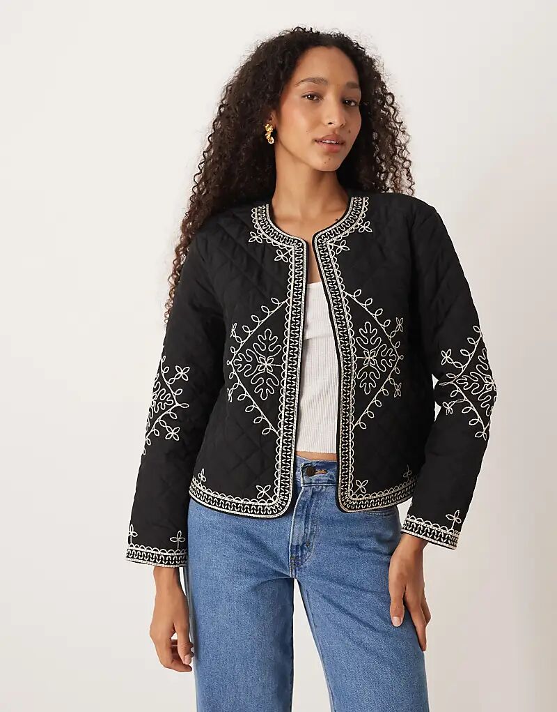 Стеганая куртка JDY с вышивкой черного цвета
Стеганая куртка JDY с вышивкой черного цвета