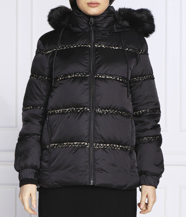 Пуховик женский Guess Jeans декорированный с капюшоном, черный
Пуховик женский Guess Jeans декорированный с капюшоном, черный