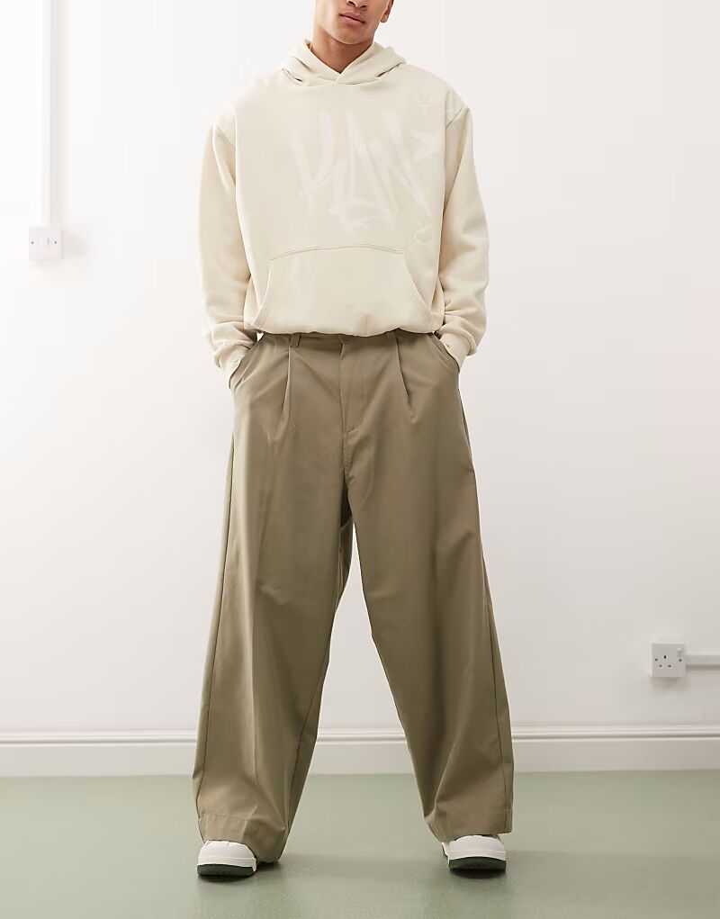 Плиссированные брюки Obey Oliver цвета хаки
Плиссированные брюки Obey Oliver цвета хаки