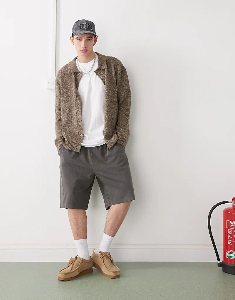 COLLUSION приталенные удлиненные шорты в тонкую полоску
COLLUSION приталенные удлиненные шорты в тонкую полоску