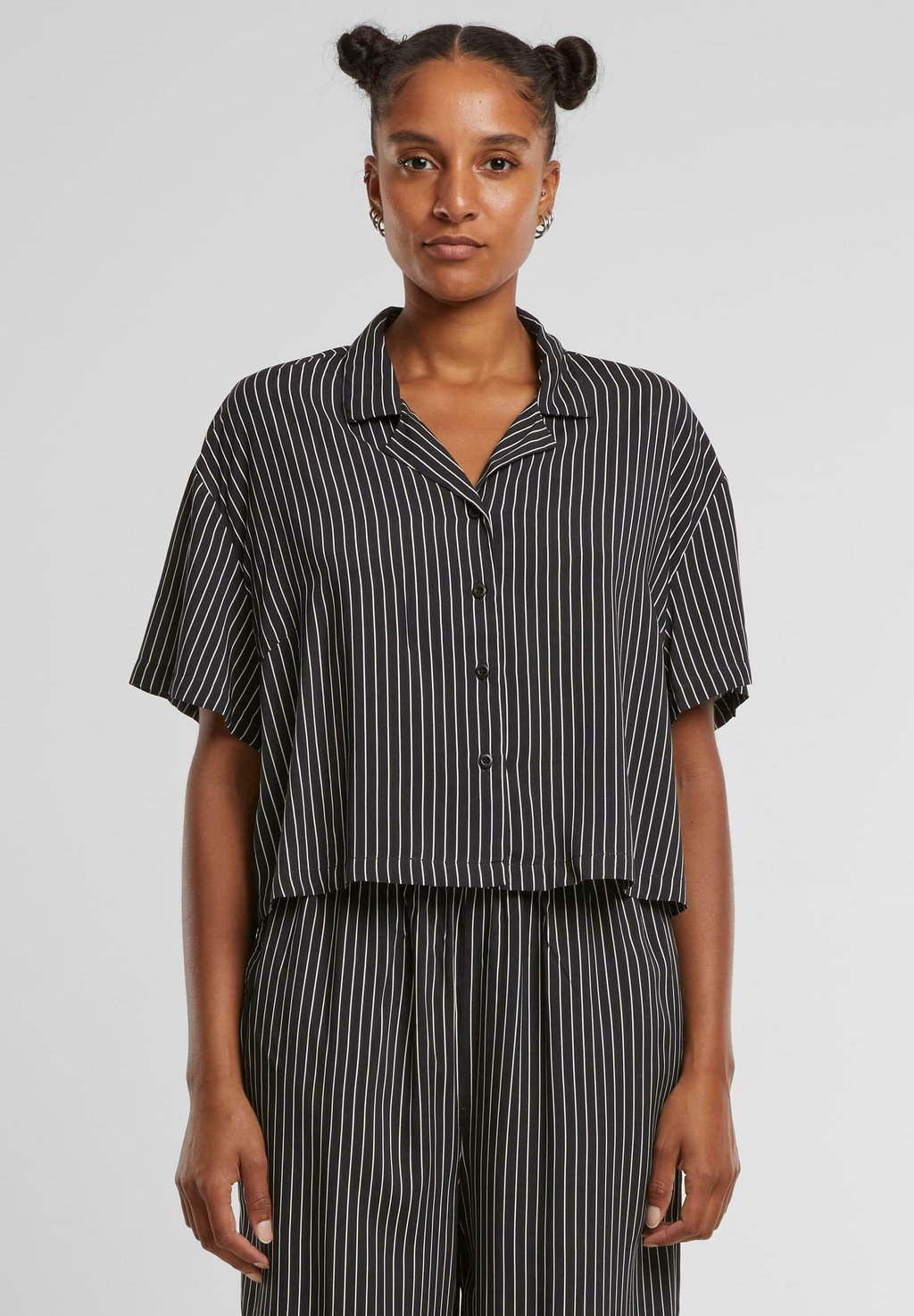 Блузка на пуговицах RESORT Urban Classics, черный
Блузка на пуговицах RESORT Urban Classics, черный