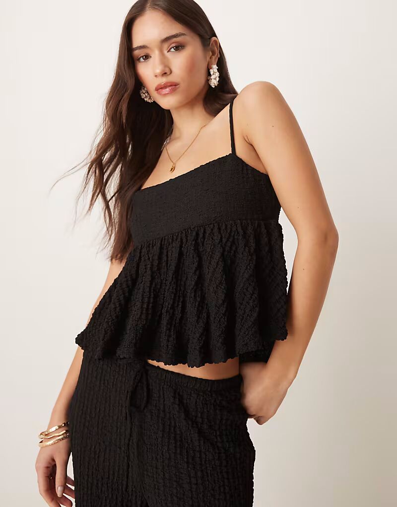 Топ-комбинезон с открытой спиной и текстурированной баской черного цвета Mango
Топ-комбинезон с открытой спиной и текстурированной баской черного цвета Mango