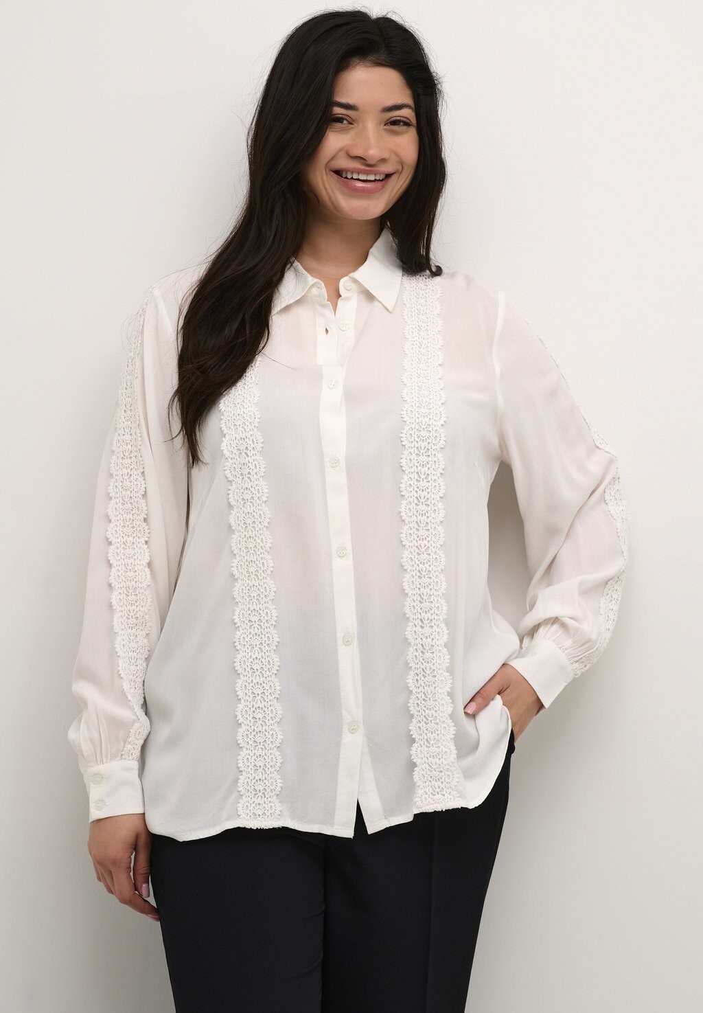 Блузка на пуговицах SABRINE Kaffe Curve, молочный
Блузка на пуговицах SABRINE Kaffe Curve, молочный