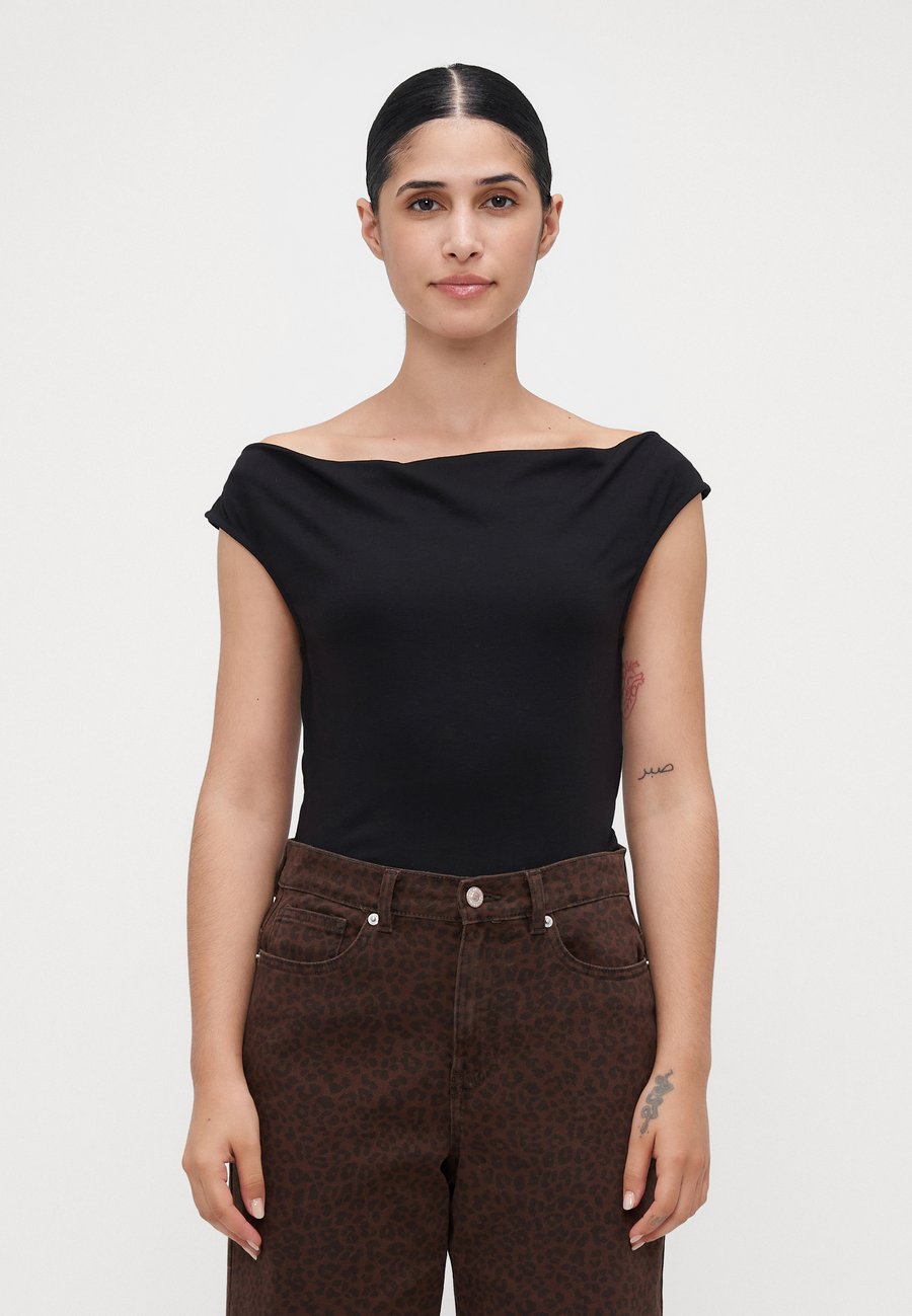 Футболка Vero Moda Petite VMJOLENE WATERFALL , Black, Черный, Футболка Vero Moda Petite VMJOLENE WATERFALL , Black
Футболка Vero Moda Petite VMJOLENE WATERFALL , Black, Черный, Футболка Vero Moda Petite VMJOLENE WATERFALL , Black