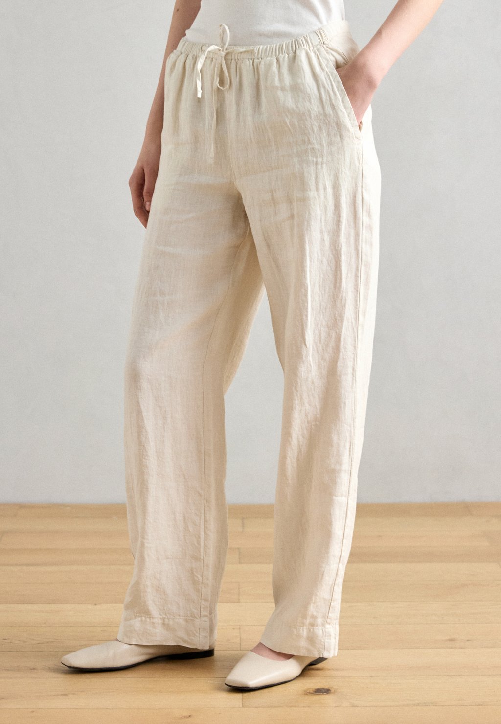 Брюки PANTS JOGGER STYLE STRAIGHT LEG MEDIUM WAIST DRAWSTRING AT WAIST Marc O'Polo, песочный
Брюки PANTS JOGGER STYLE STRAIGHT LEG MEDIUM WAIST DRAWSTRING AT WAIST Marc O'Polo, песочный