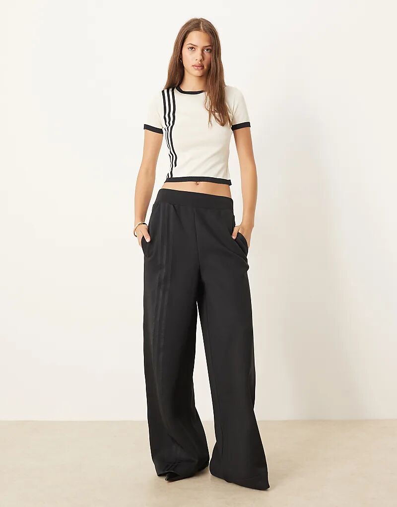 Широкие брюки Adidas Originals Off с тремя полосками черного цвета
Широкие брюки Adidas Originals Off с тремя полосками черного цвета