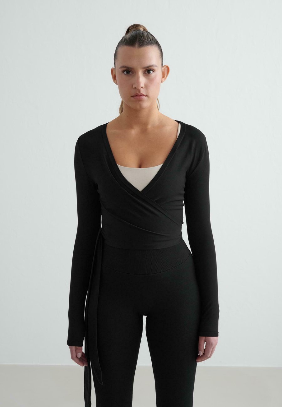 Топ aim’n SHAPE SEAMLESS WRAP , Black
Топ aim’n SHAPE SEAMLESS WRAP , Black